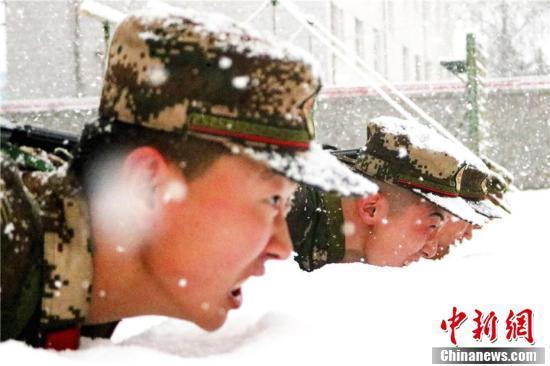 组图：甘肃张掖森警雪中练兵锤炼意志(2) 第2页