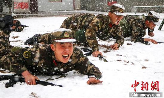 组图：甘肃张掖森警雪中练兵锤炼意志 第1页