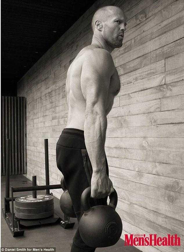 49岁杰森-斯坦森秀肌肉 曾是跳水运动员_图片新闻