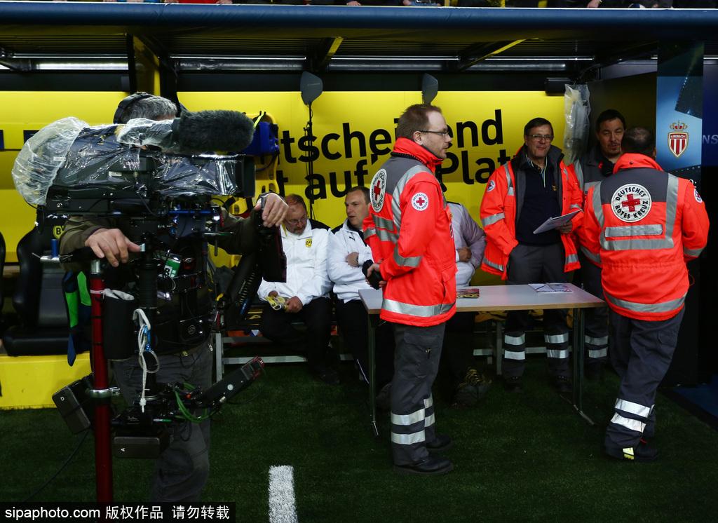欧冠赛球队大巴遭遇爆炸事故 一名球员受伤比赛取消延期 第1页
