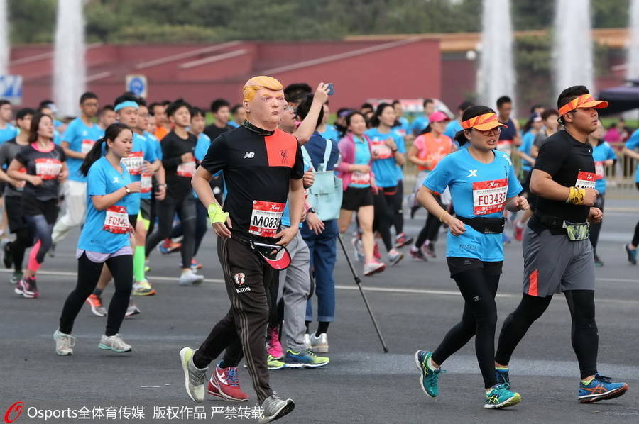 北京长跑节开跑 两万选手长安街奔跑(3) 第3页