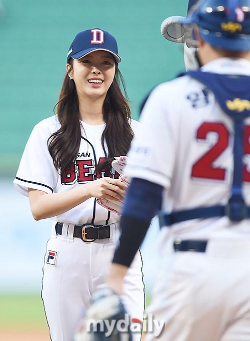 组图：韩女星严贤京为棒球赛开球 白裤裹翘臀曲线性感 第1页