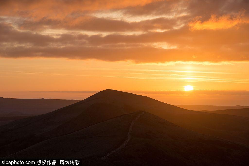 英国：德比郡天空现绝美日出 梦幻天空如临仙境(5) 第5页