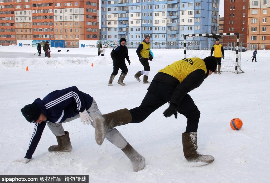 踢球不分场地！战斗民族全副武装雪地踢足球别有一番风味 第1页