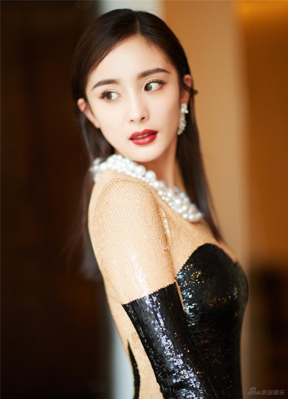 杨幂亮相MetGala 幻象剪影礼服致敬川久保玲(图)(7) 第7页