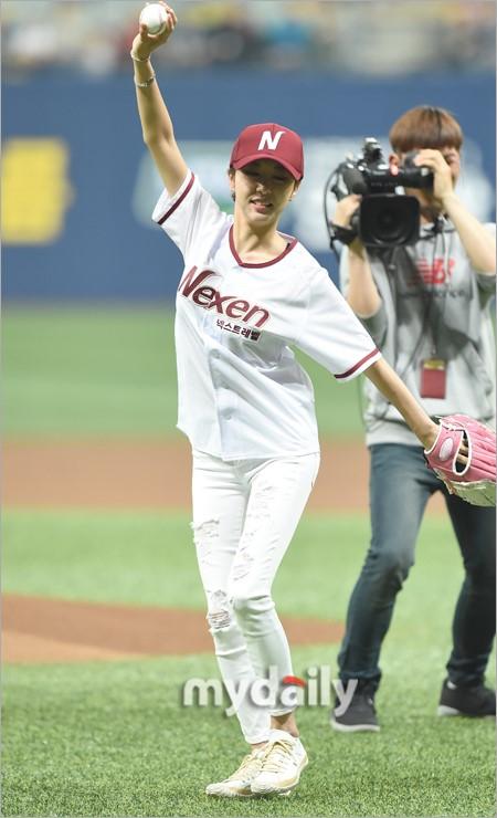 组图：韩女星金元萱为棒球赛开球 场上扭动摆造型 第1页
