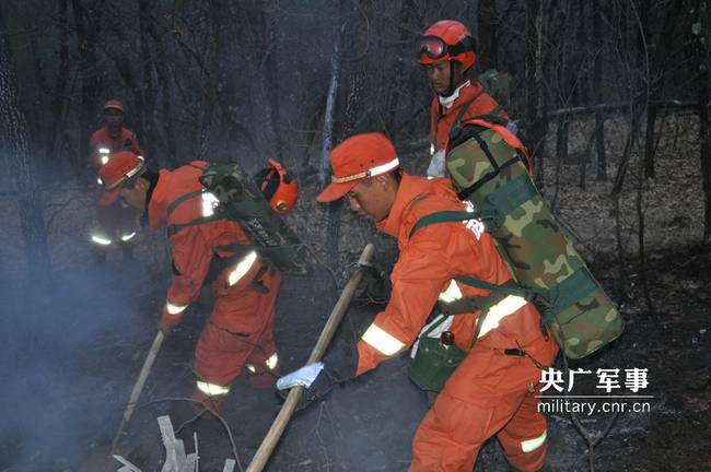 武警全力扑救大兴安岭大火(11) 第11页