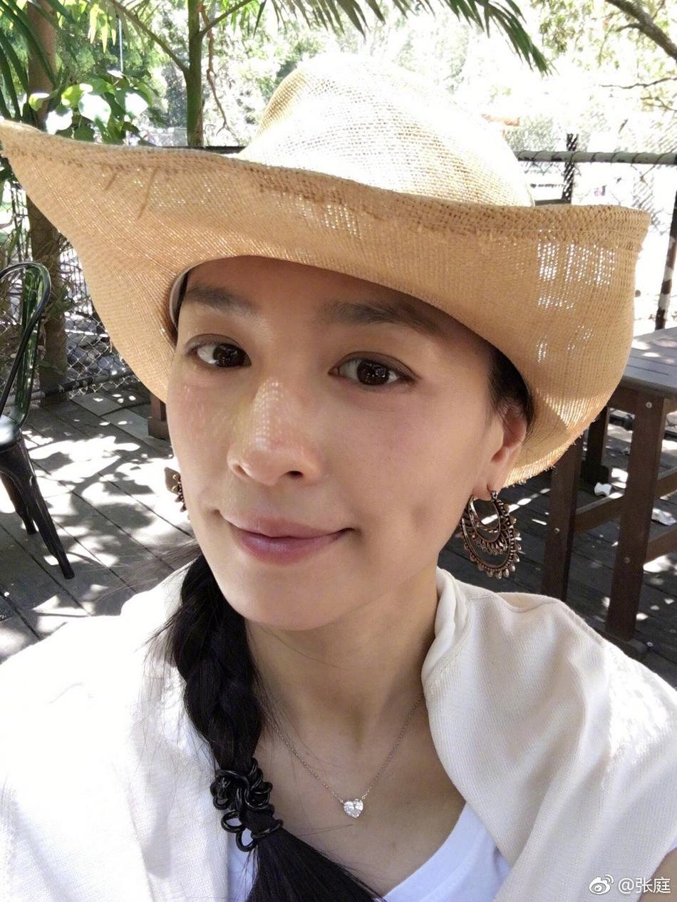 组图:张庭带婆婆游乐场过母亲节 林瑞阳获儿女献吻