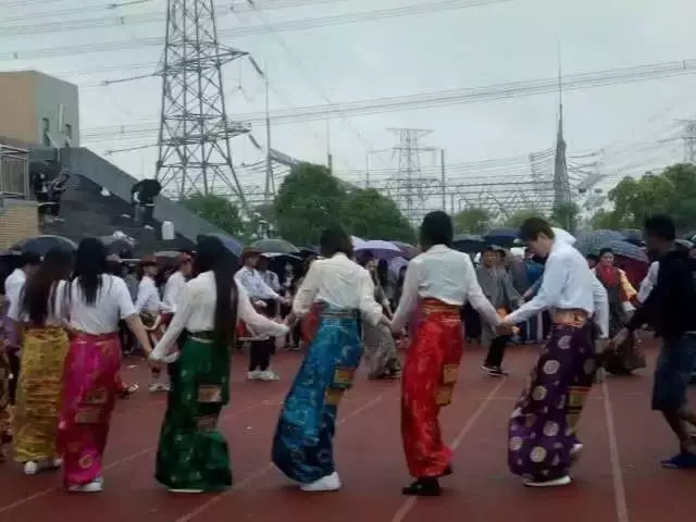 邹市明董力受邀某校运动会 学生淋雨表演遭炮轰(6) 第6页