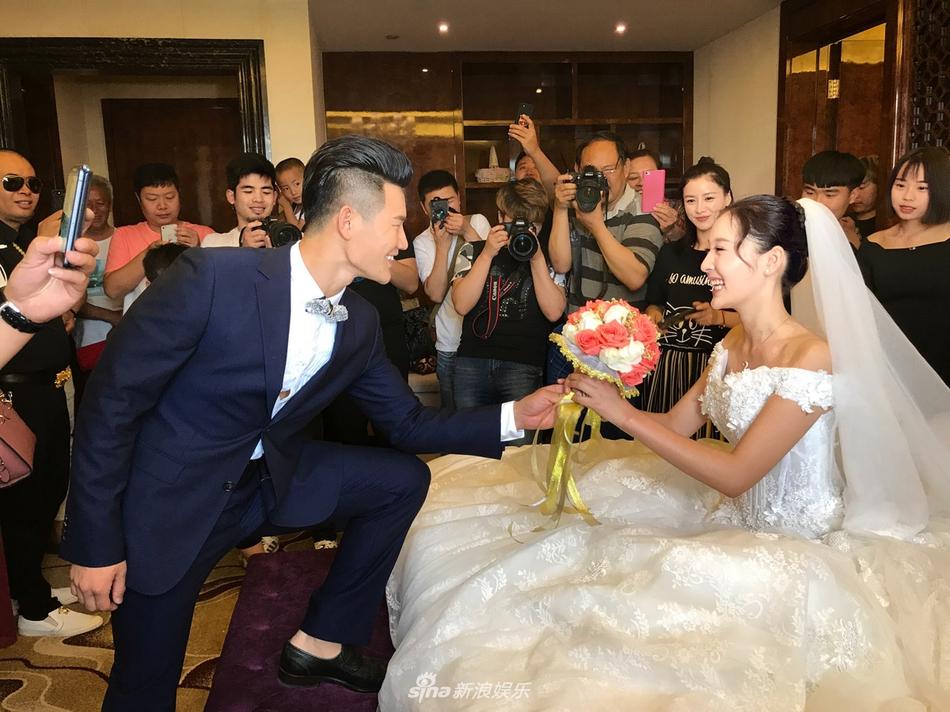 组图：“嘎子”谢孟伟家乡大婚 摆千人流水席娇妻美艳(2) 第2页