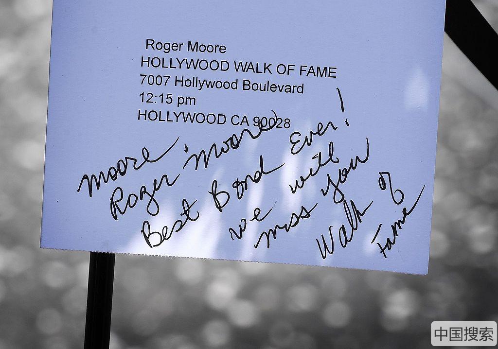 “最帅007”罗杰·摩尔与世长辞 众粉丝现身好莱坞星光大道悼念(4) 第4页