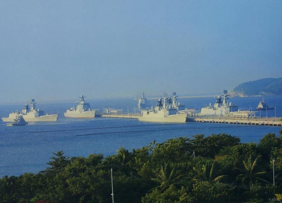 三亚军港内中国五艘神盾舰聚首