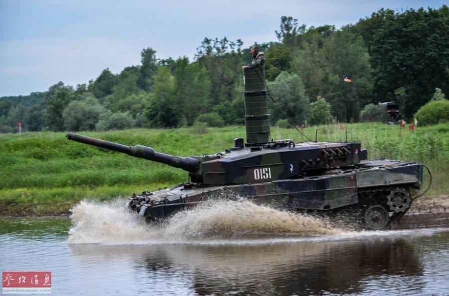 苏德混搭！波兰“豹2”坦克旅练渡河(2) 第2页