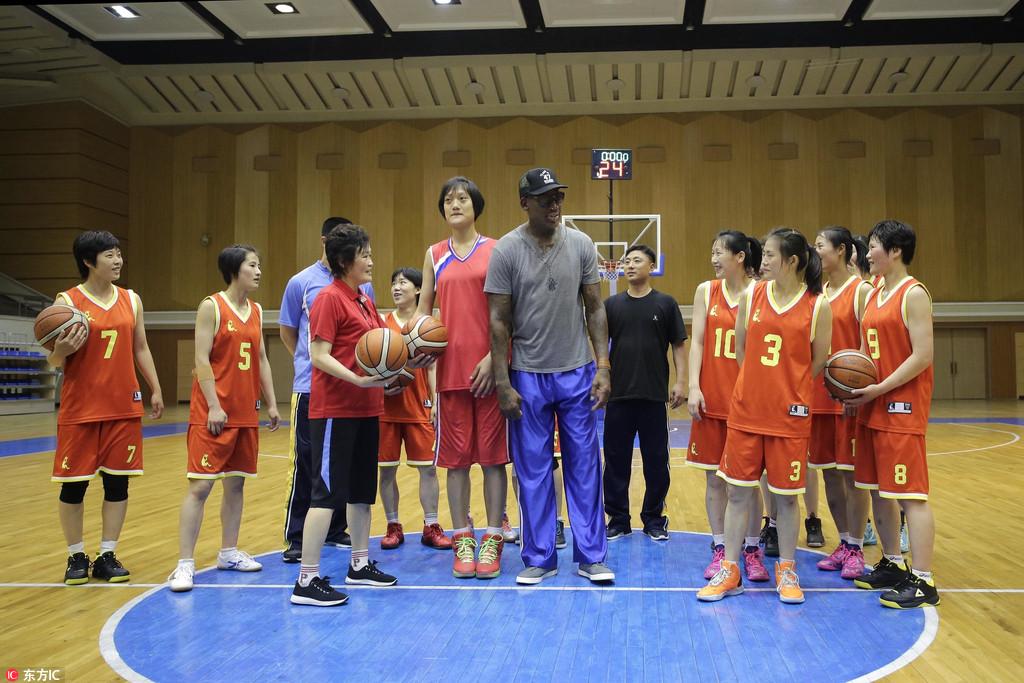 罗德曼平壤之行与朝鲜女篮队员见面聊天 第1页