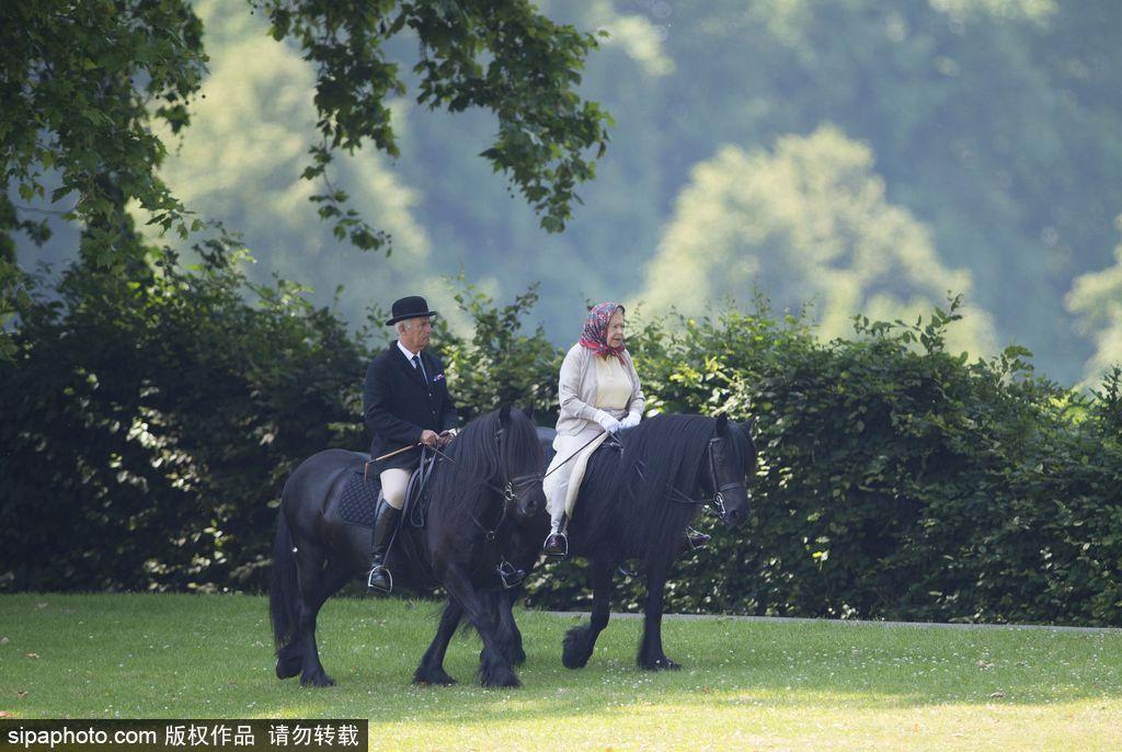 英国女王与菲利普亲王骑马与外出散步 精神抖擞(11) 第11页