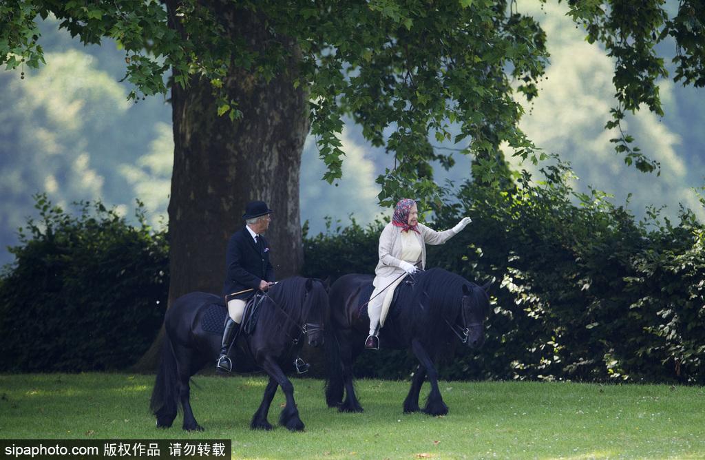 英国女王与菲利普亲王骑马与外出散步 精神抖擞(3) 第3页