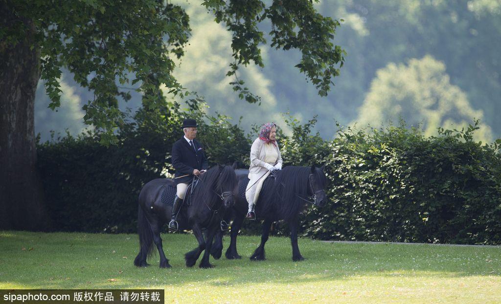 英国女王与菲利普亲王骑马与外出散步 精神抖擞(6) 第6页