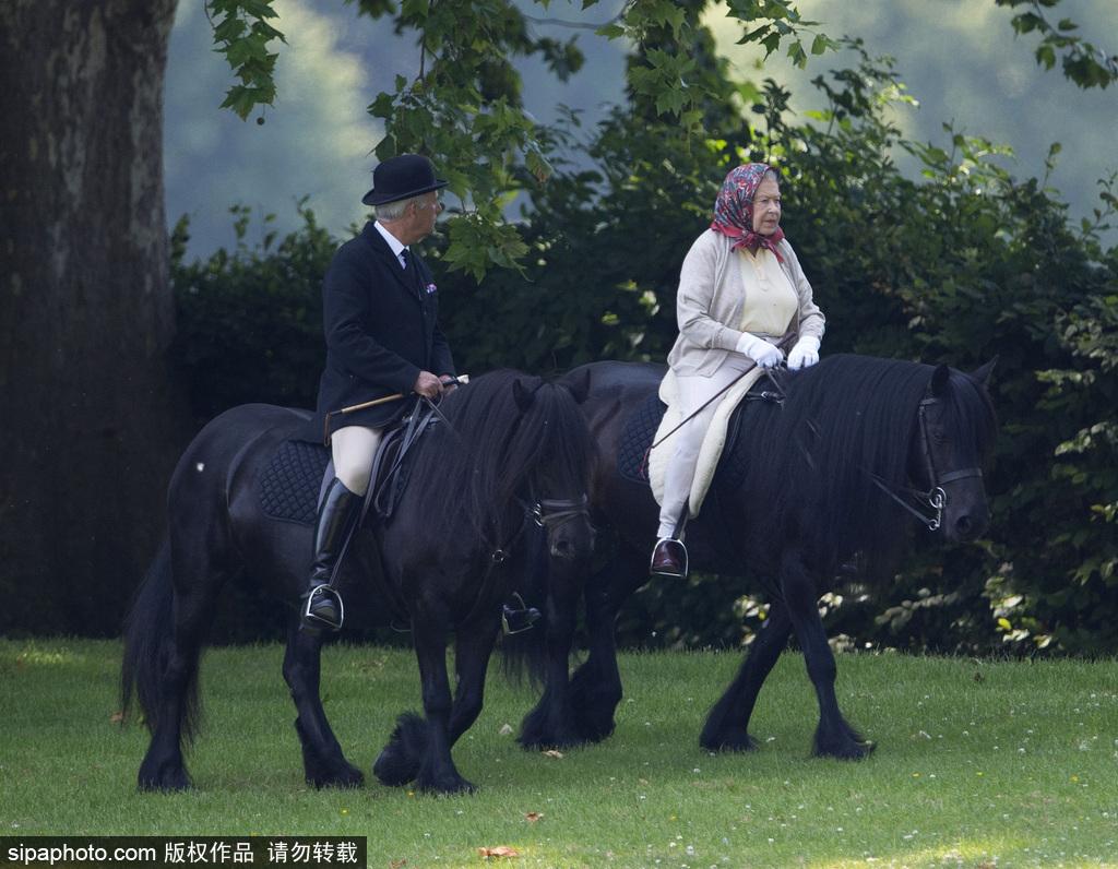 英国女王与菲利普亲王骑马与外出散步 精神抖擞(8) 第8页