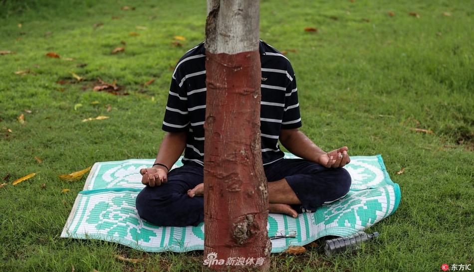 印度群众走上街头练瑜伽大显身手(2) 第2页