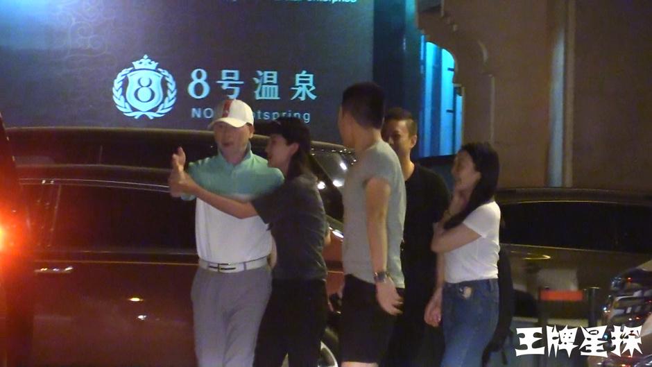 杨颖夜会冯小刚显尊敬 “鸽子蛋”婚戒超显眼(2) 第2页