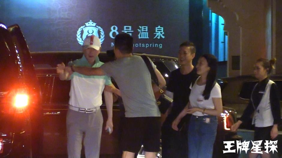 杨颖夜会冯小刚显尊敬 “鸽子蛋”婚戒超显眼(3) 第3页