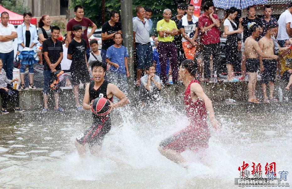 别开生面 广西苗族民众“水上篮球”庆丰收(图) 第1页