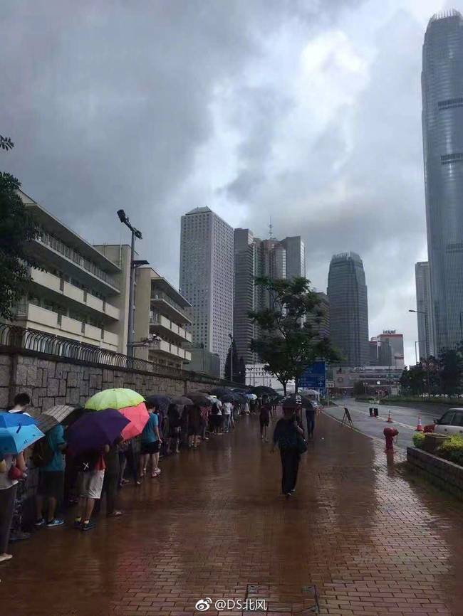 万人空巷！香港市民为看航母雨中排队夜宿街头 第1页