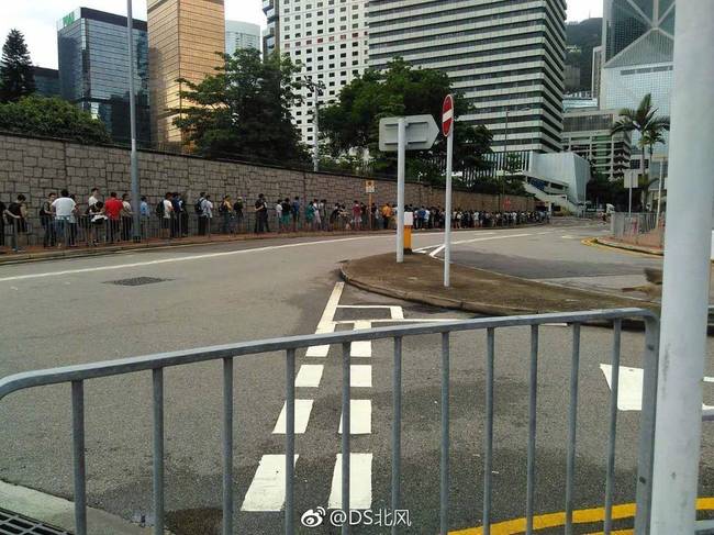 万人空巷！香港市民为看航母雨中排队夜宿街头(11) 第11页