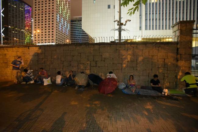 万人空巷！香港市民为看航母雨中排队夜宿街头(3) 第3页