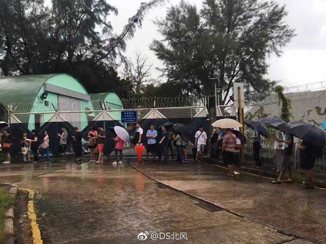 万人空巷！香港市民为看航母雨中排队夜宿街头(4) 第4页