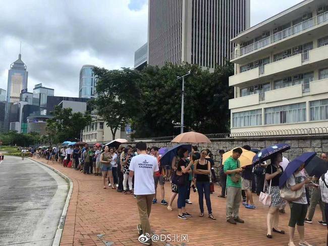 万人空巷！香港市民为看航母雨中排队夜宿街头(6) 第6页