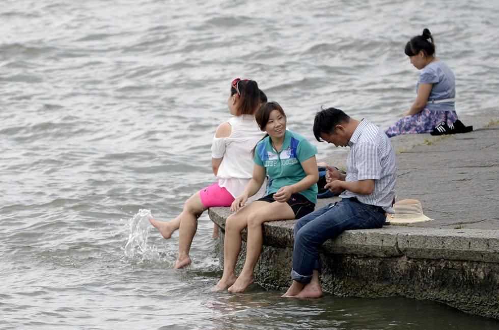 泡脚还是游览？西湖成“洗脚池”(6) 第6页