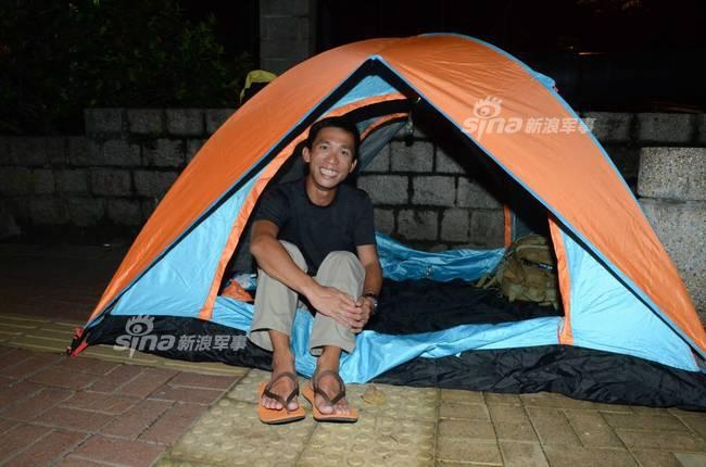 香港民众雨中通宵排队！为取票一睹辽宁舰雄姿(2) 第2页