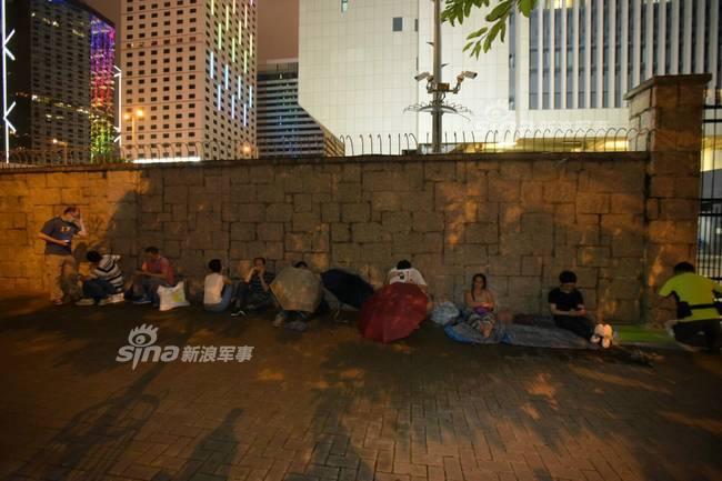 香港民众雨中通宵排队！为取票一睹辽宁舰雄姿(3) 第3页