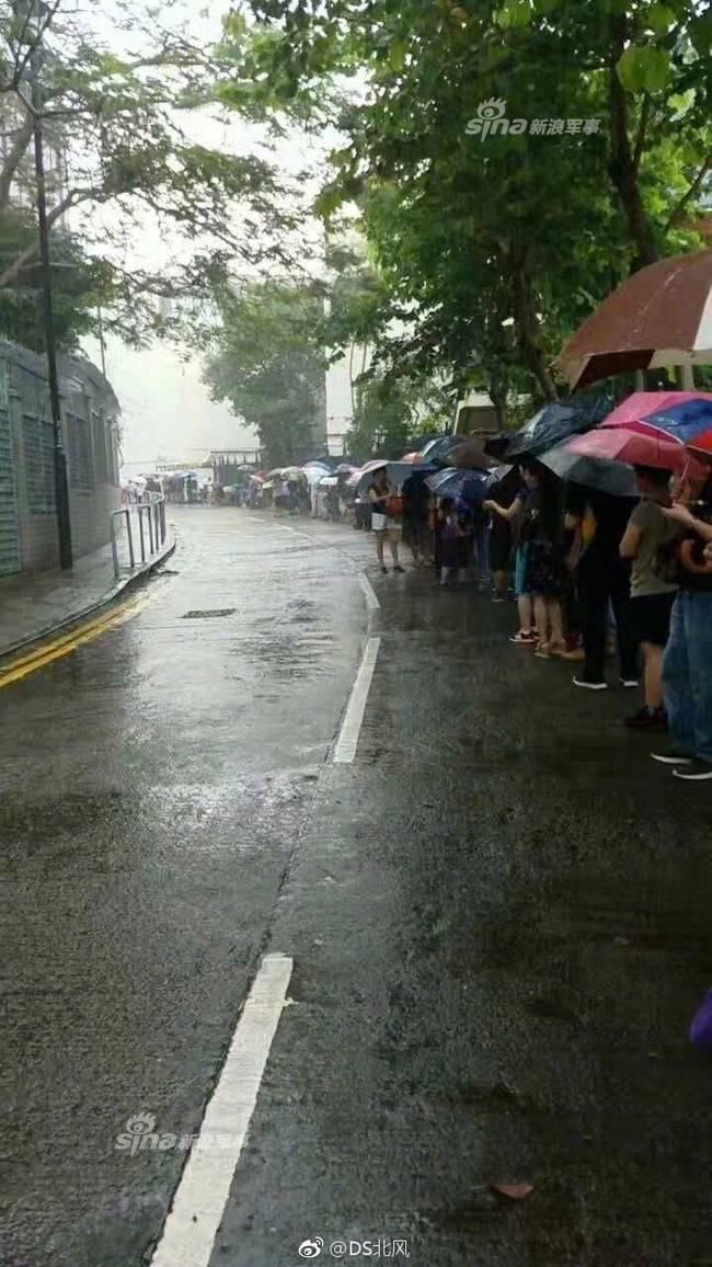 香港民众雨中通宵排队！为取票一睹辽宁舰雄姿(5) 第5页