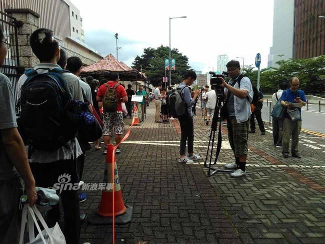 香港民众雨中通宵排队！为取票一睹辽宁舰雄姿(7) 第7页