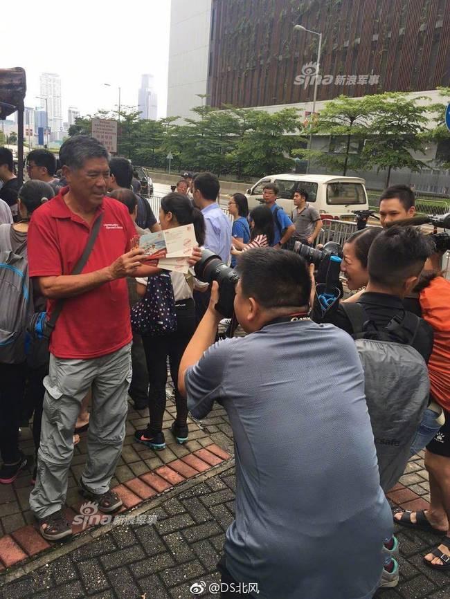 香港民众雨中通宵排队！为取票一睹辽宁舰雄姿(9) 第9页