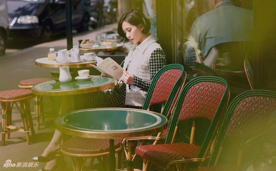 刘诗诗巴黎街头喝咖啡享午后时光