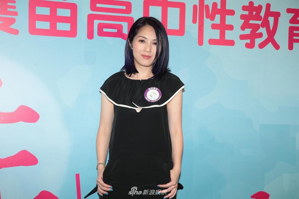 杨千嬅黑色套装显知性 谈与妈妈拍广告称很开心(3) 第3页