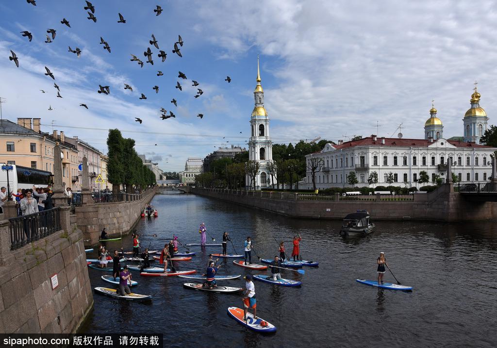 俄罗斯桨板冲浪节 参与者身着奇装异服河上赛跑(11) 第11页