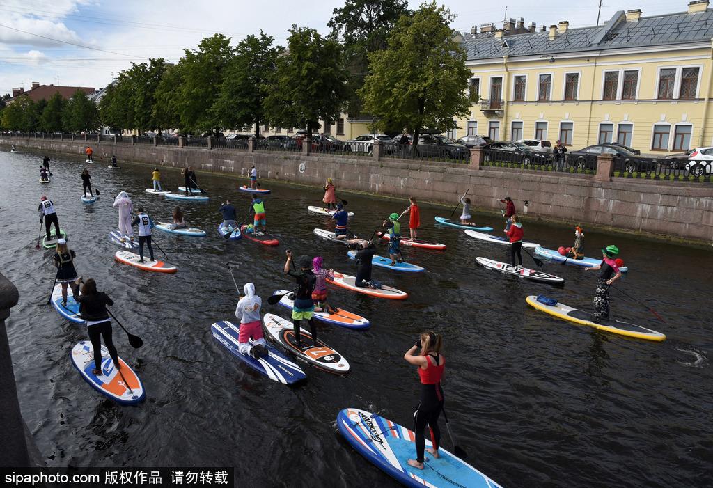 俄罗斯桨板冲浪节 参与者身着奇装异服河上赛跑(5) 第5页