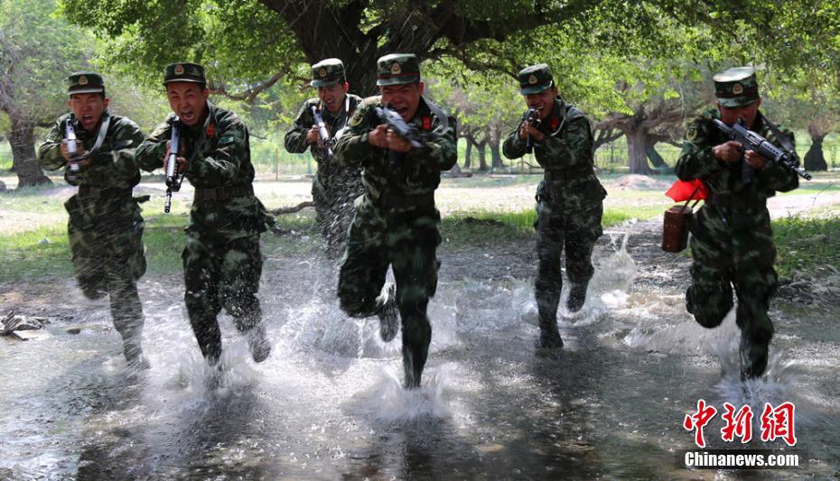 武警兵团指挥部高温天锤炼官兵血性胆气 第1页