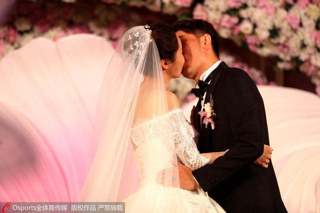 新婚快乐!张稀哲大婚 妻子为他擦去幸福泪水 第1页