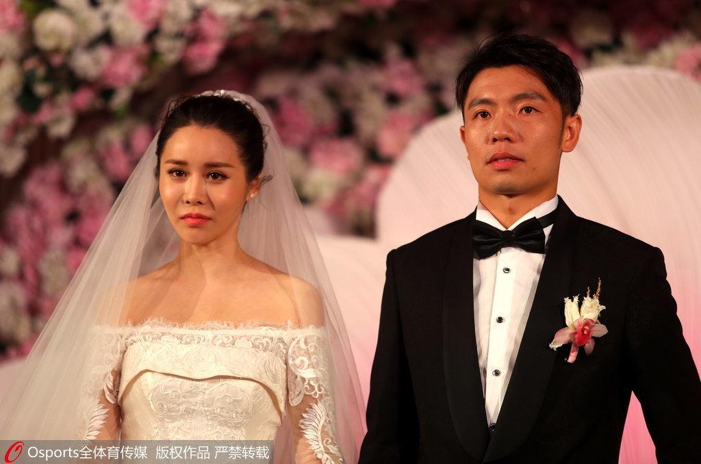 新婚快乐!张稀哲大婚 妻子为他擦去幸福泪水(10) 第10页