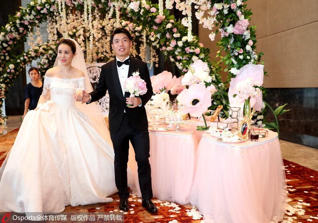 新婚快乐!张稀哲大婚 妻子为他擦去幸福泪水(17) 第17页