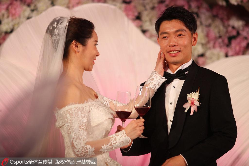 新婚快乐!张稀哲大婚 妻子为他擦去幸福泪水(2) 第2页