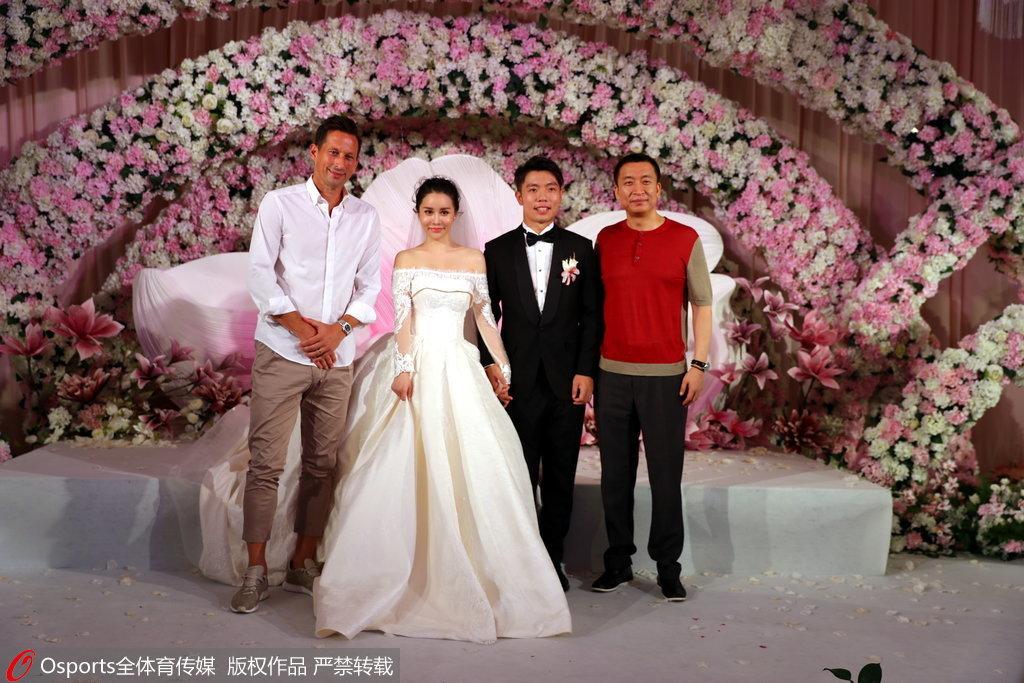 新婚快乐!张稀哲大婚 妻子为他擦去幸福泪水(20) 第20页