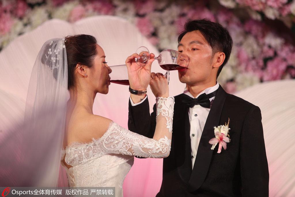 新婚快乐!张稀哲大婚 妻子为他擦去幸福泪水(3) 第3页