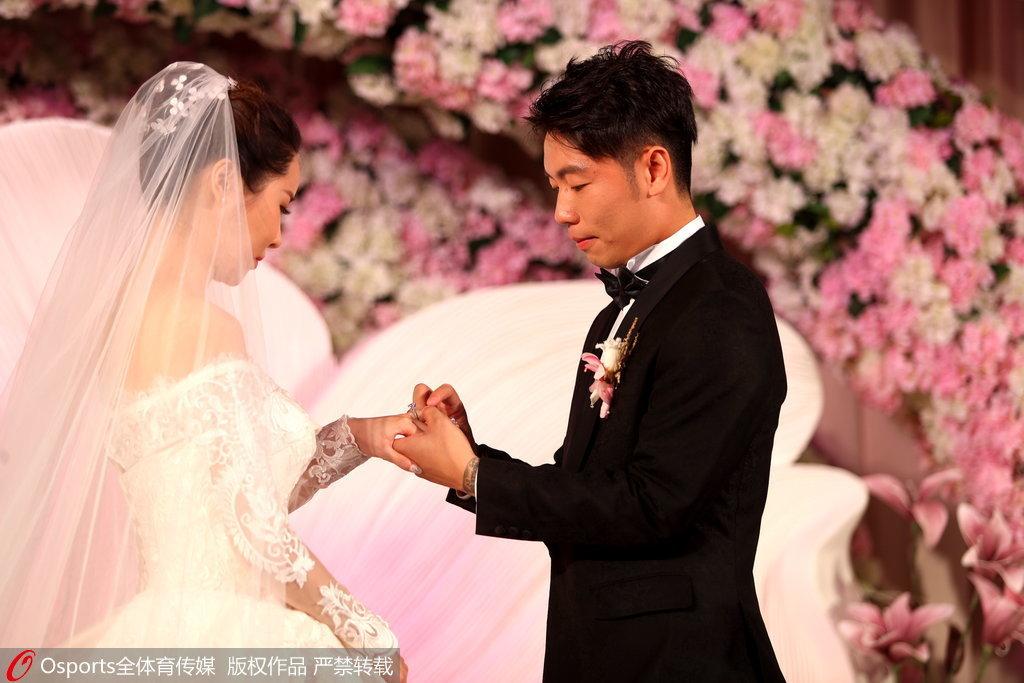 新婚快乐!张稀哲大婚 妻子为他擦去幸福泪水(4) 第4页