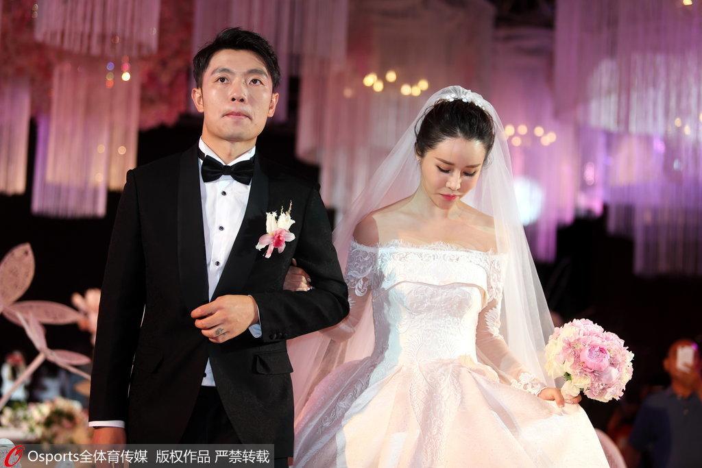 新婚快乐!张稀哲大婚 妻子为他擦去幸福泪水(6) 第6页